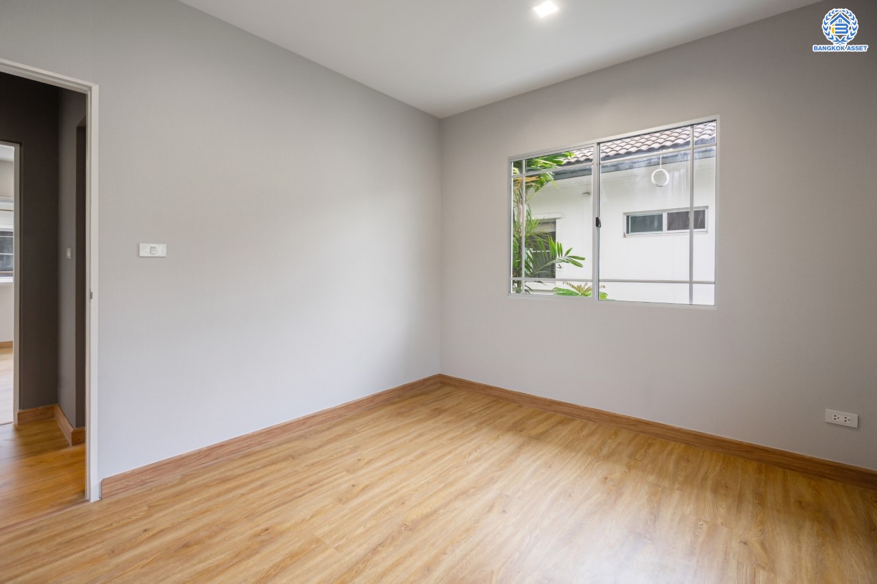 บ้านมือสองตกแต่งใหม่ แบรนด์สุดหรู L&H ม.มัณฑนา แจ้งวัฒนะ-ราชพฤกษ์ เนื้อที่ 55.3 ตร.ว. ฟังก์ชัน 3 ห้องนอน 3 ห้องน้ำ จอดรถได้ 2 คัน บรรยากาศ Private พร้อม Facilities ครบครัน! บนทำเลโซนเมือง เชื่อมต่อทุกการเดินทาง ใกล้เซ็นทรัลแจ้งวัฒนะ, เมืองทองธานี, ทางด่วน และรถไฟฟ้าสายสีม่วง "สถานีบางรักน้อยท่าอิฐ"